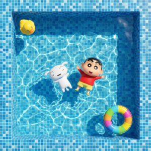 咒語：
可爱夏日风格，3D卡通主题。俯视角度
垂直俯拍视角的鸟瞰图：矩形深水游泳池铺满整个画面，游泳池周围围了一圈马赛克瓷砖，蠟筆小新微笑和小白闭眼躺浮在水面上，泳池角落漂浮着一只黄色橡皮鸭玩具和一个彩色游泳圈。阳光照射在水面形成波光粼粼的折射效果，高饱和度色彩搭配，超高清分辨率，俯视视角展现完整泳池轮廓，水质清澈，可以看到游泳池底部的瓷砖。高清渲染材质，景深效果明显，画面通透富有层次感，画面色调整体为清新冷色调，8K高清。